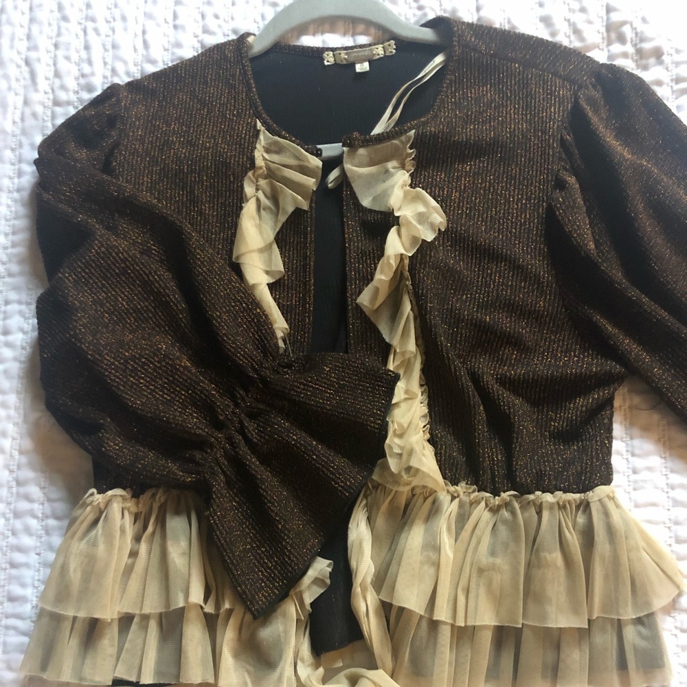 Size small. NWOT. Gimmicks, from Buckle. Oversized pretty sleeves.